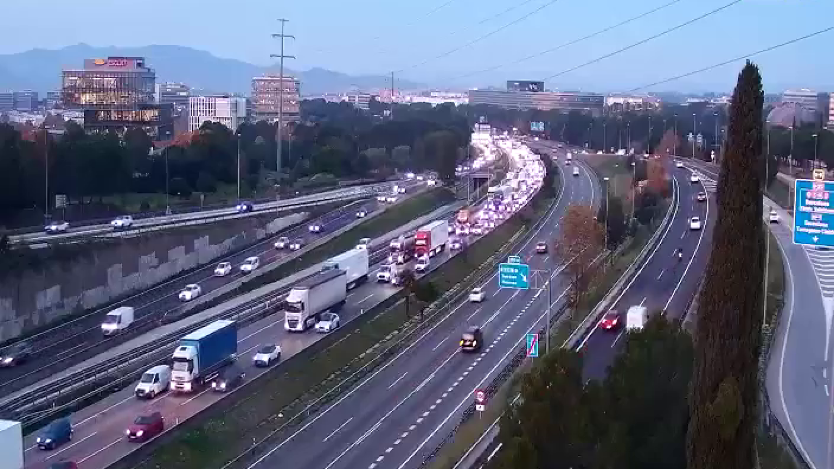 La AP-7, colapsada por un accidente a la altura de Sant Cugat