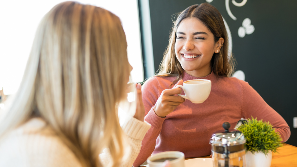 Dos personas tomando café