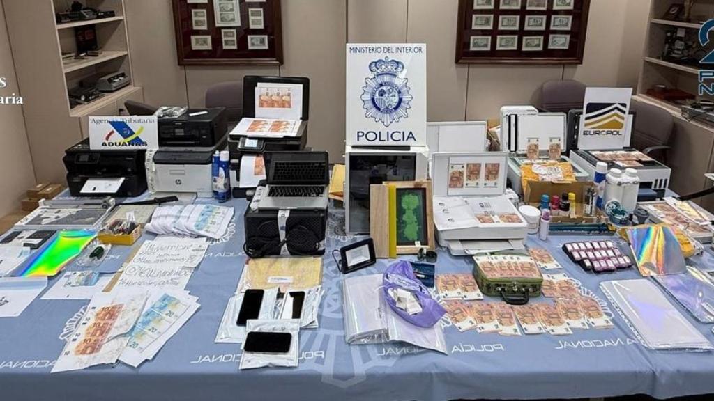 Imagen de todos los objetos y dinero recuperados durante el operativo policial