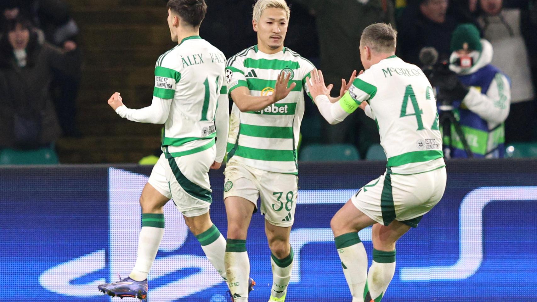 Álex Valle celebra el gol de Daizen Maeda contra el Brujas en la Champions League