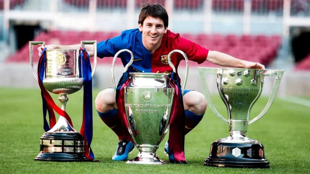 Leo Messi posa con la Copa del Rey, la Champions League y la Liga conquistadas en la temporada 2008-09