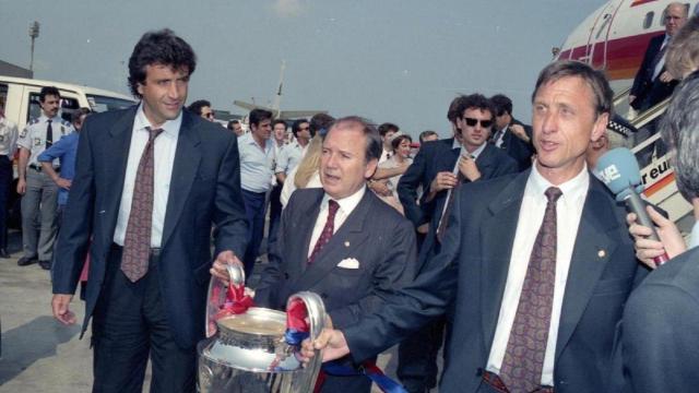 Josep Lluís Núñez y Johan Cruyff aterrizan en Barcelona con el trofeo de la Copa de Europa en 1992