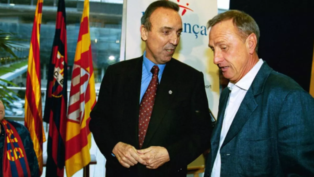 Joan Gaspart y Johan Cruyff se saludan en un acto público años después del despido del 'Flaco'