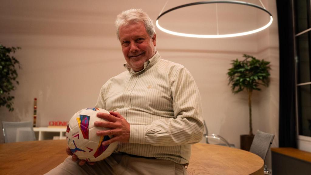 Xavier Gamper, con un balón de la Liga, en la redacción de Crónica Global