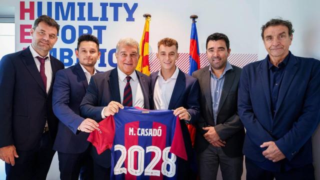 Marc Casadó, junto a su agente y los altos mandos del Barça, en el acto de renovación