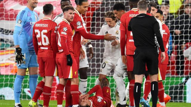 Darwin Núñez, dolorido en Anfield tras la agresión de un jugador del Real Madrid