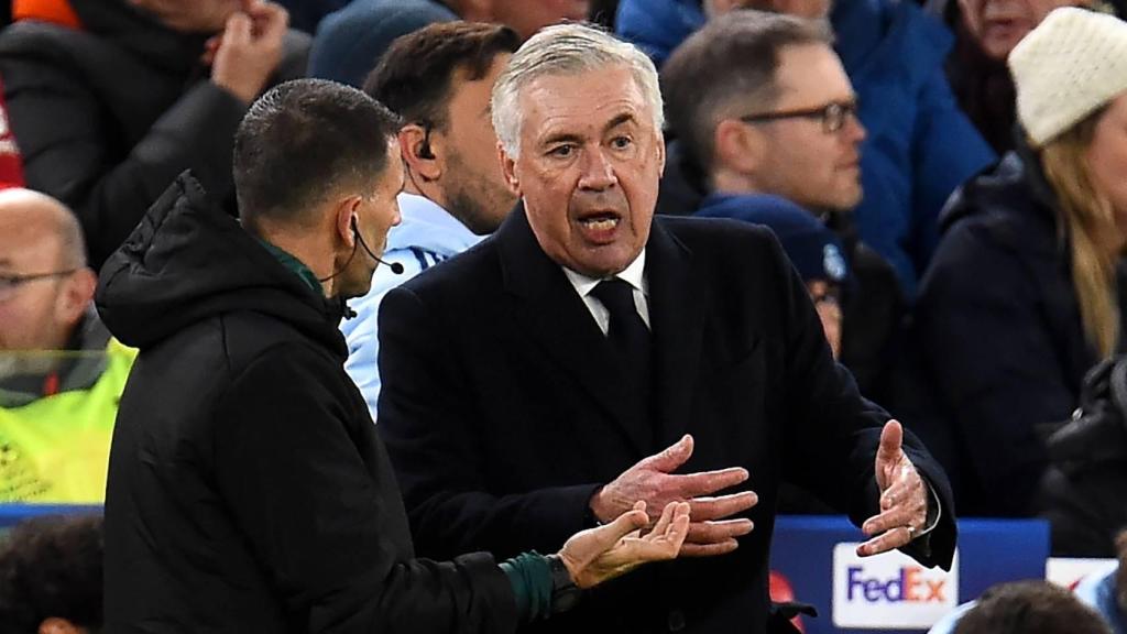 Ancelotti habla con el cuarto árbitro del Liverpool-Real Madrid