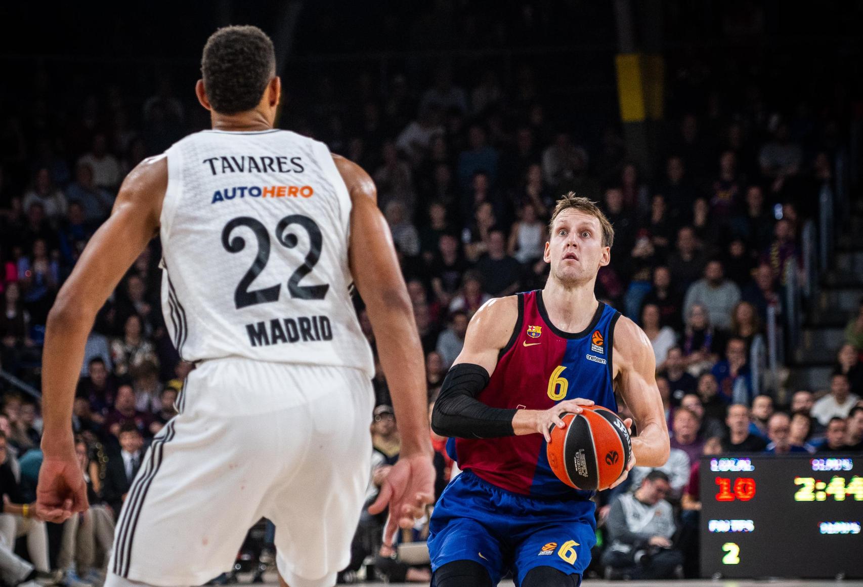 Jan Vesely comanda una jugada del Barça de basket contra el Real Madrid