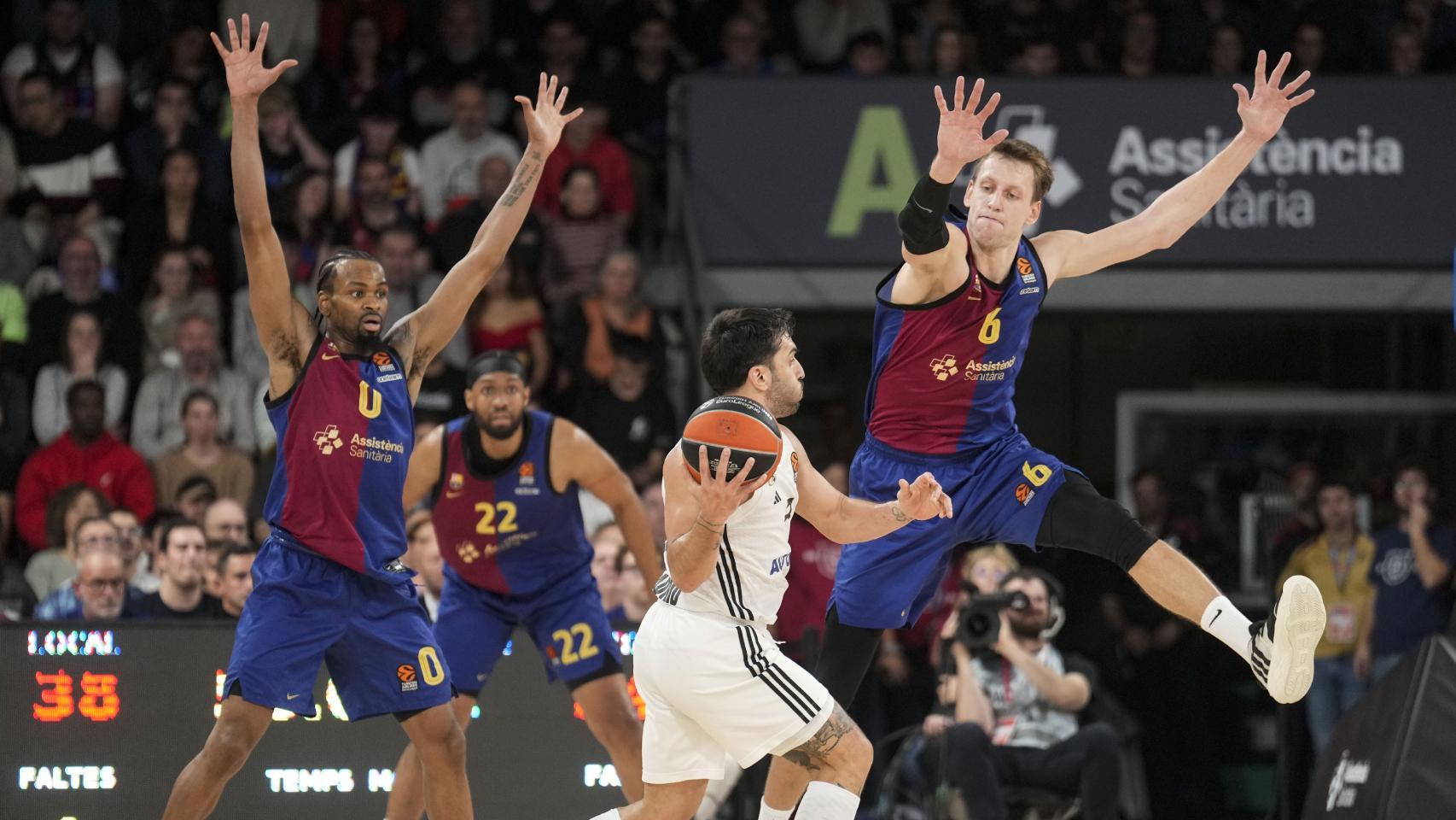 Punter y Vesely buscan evitar una jugada del Real Madrid en el Palau