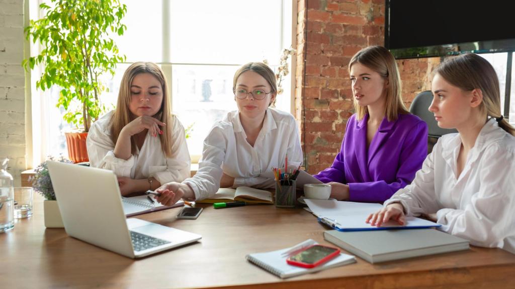 Jóvenes emprendedoras en una reunión de trabajo