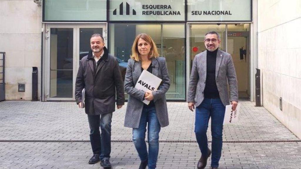 Helena Solà acompañada de Alfred Bosch tras presentar los avales de Foc Nou