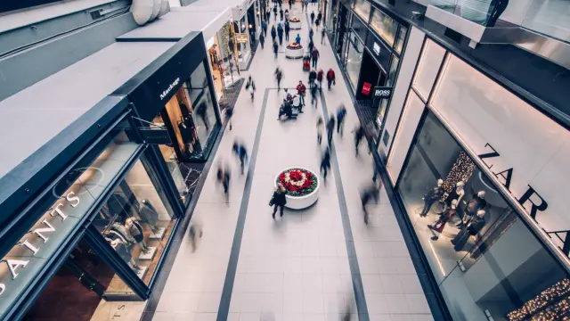 Un centro comercial con una tienda Zara