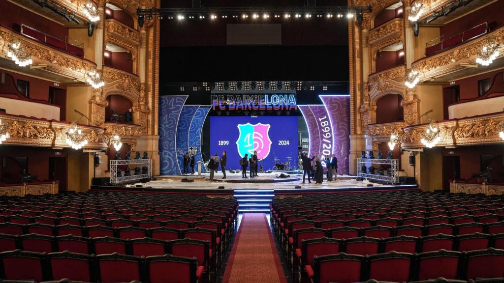 Los operarios ultiman los preparativos para la gala del 125 aniversario del Barça en el Gran Teatre el Liceu