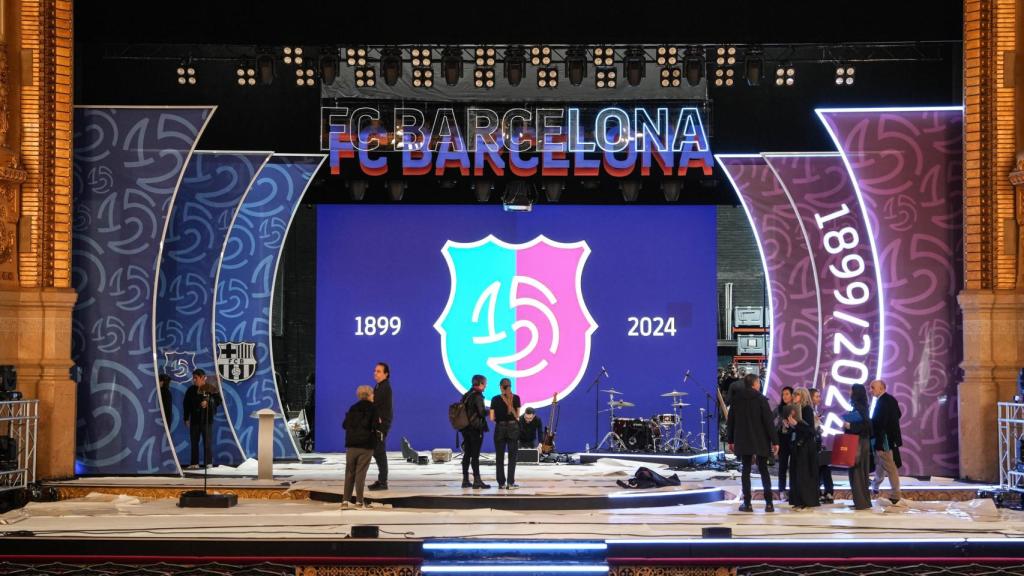 Los operarios ultiman los preparativos del escenario del Gran Teatre del Liceu, para la gala del 125 aniversario del Barça