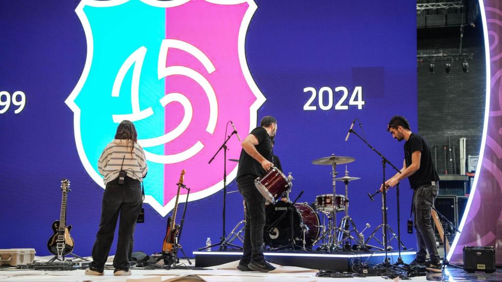 Operarios preparan los instrumentos y los micrófonos en el Gran Teatre del Liceu para la gala del 125 aniversario del Barça