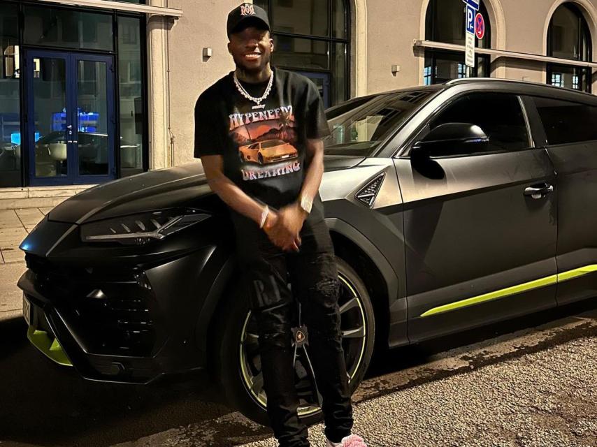 Alphonso Davies, junto a su Lamborghini