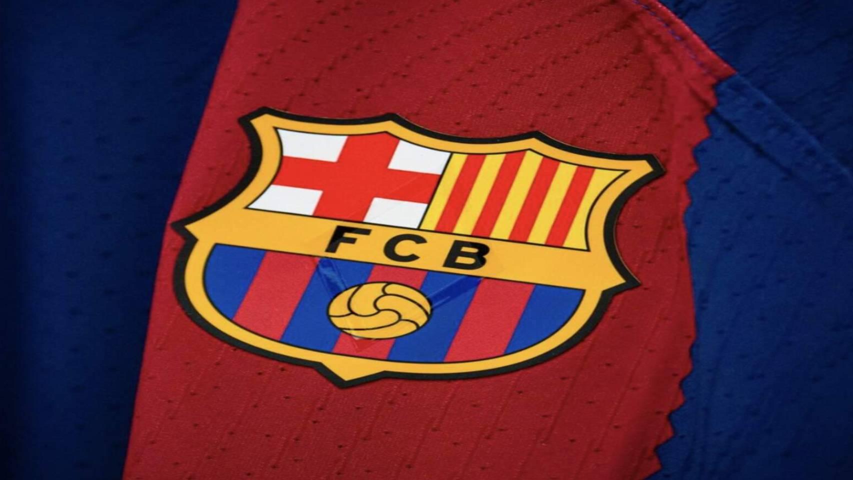 El actual escudo del Barça en una camiseta del primer equipo