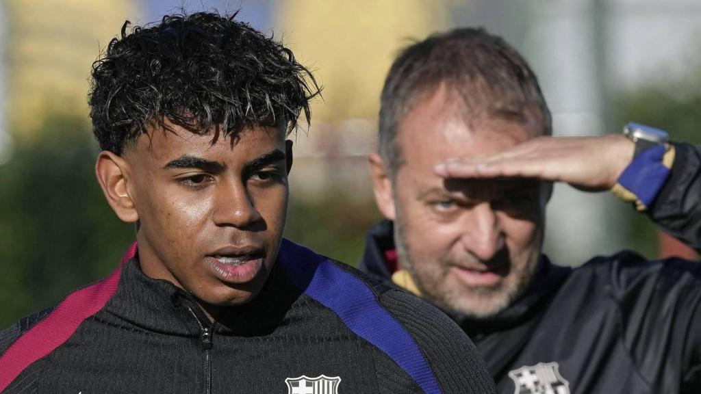 Lamine Yamal, junto a Hansi Flick, durante un entrenamiento del Barça