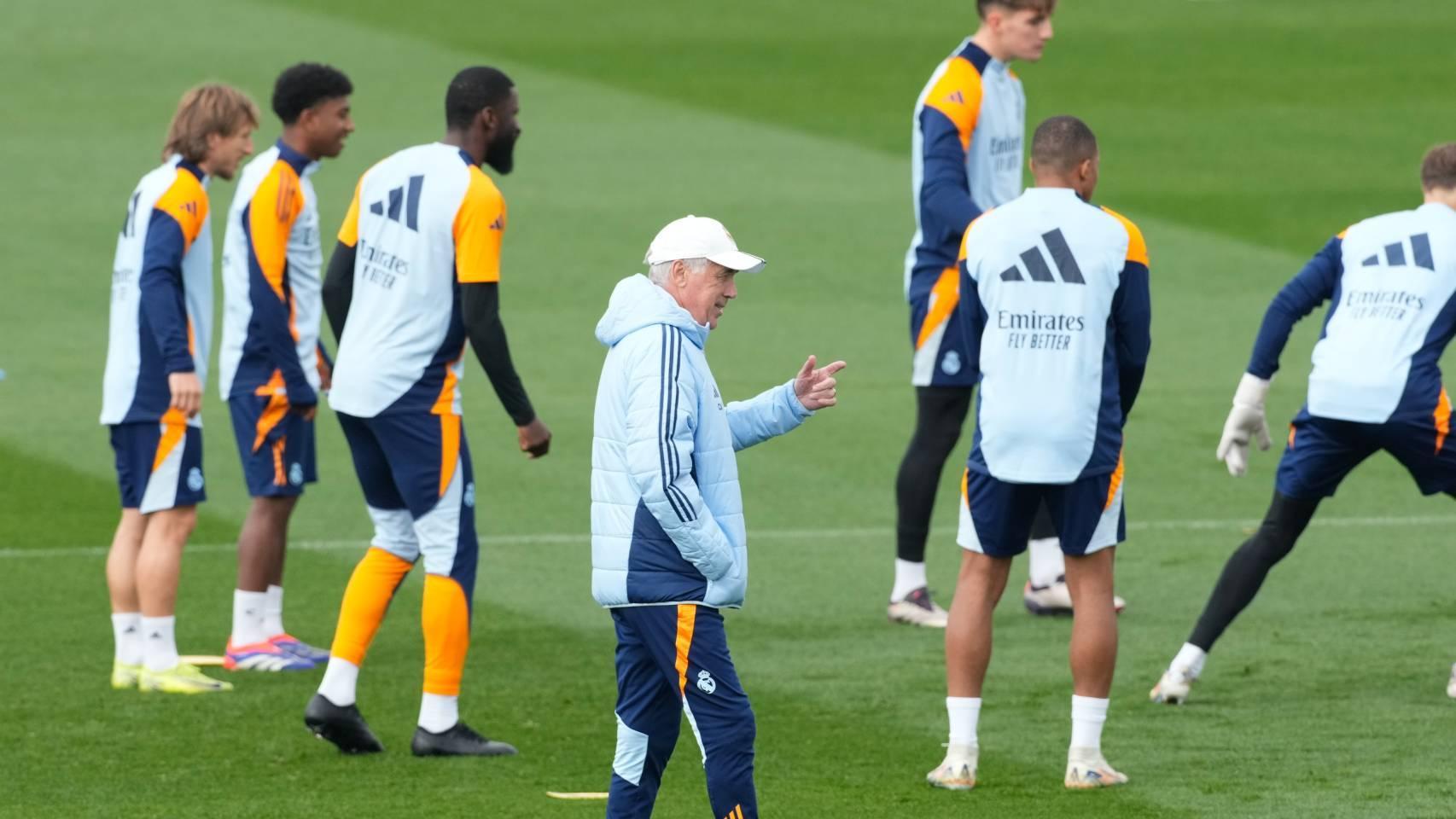 Carlo Ancelotti dirige un entrenamiento del Real Madrid antes de un partido de Champions