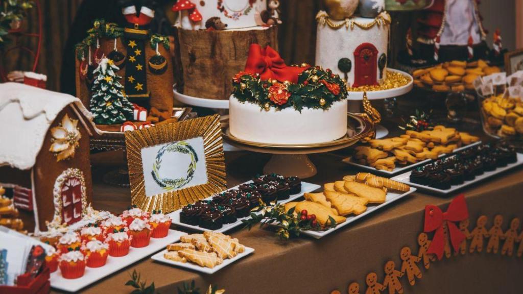 Una mesa de Navidad llena de postres | CANVA