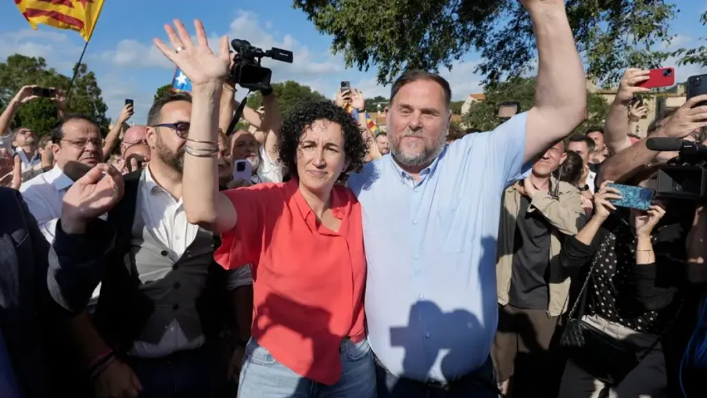 La secretaria general de Esquerra Republicana de Catalunya (ERC), Marta Rovira (i), es recibida por el líder de los republicanos, Oriol Junqueras (d)