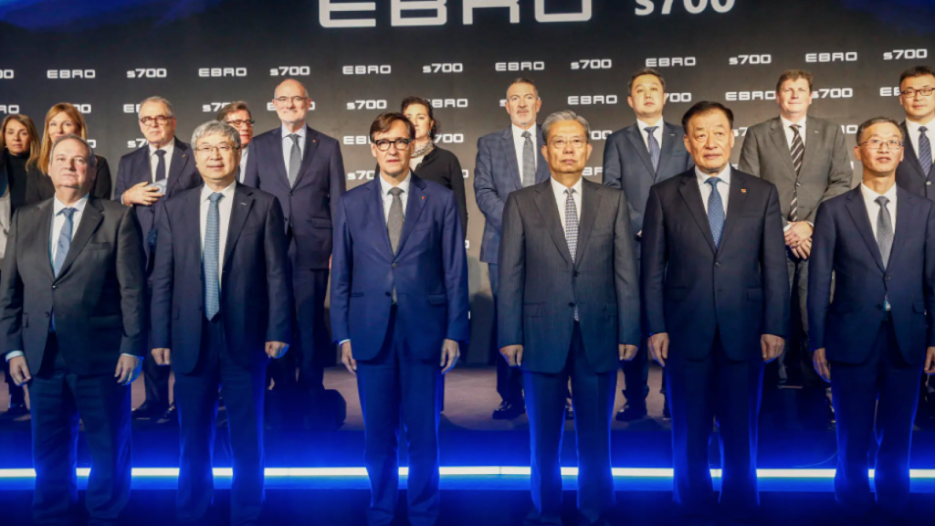 El presidente del Comité Permanente de la Asamblea Popular Nacional China, Zhao Leji (c), el presidente de la Generalitat de Cataluña Salvador Illa (3i), el ministro de Indústria Jordi Hereu (i), el embajador de la República China en España Yao Ying (2d), y el presidente de Chery Holding Group, Yin Tongyue (2i)