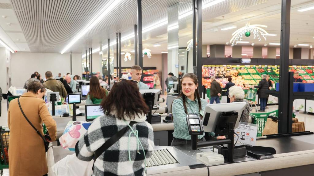 Línea de cajas del nuevo supermercado