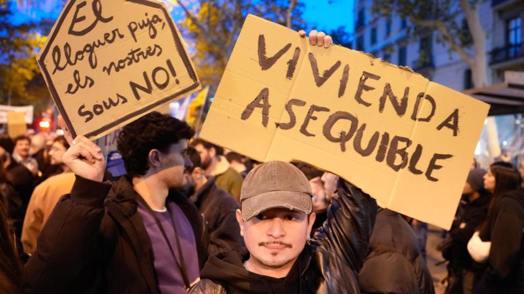 Vista de la manifestación para exigir una bajada de los alquileres y en defensa del derecho a la vivienda, bajo el lema 'S'ha acabat'