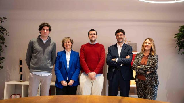 Imagen conjunta de Ignasi Elías (Rever), Eva García (Wivi), Aleix Ramirez (Crónica Global), Tomás Escuin (MiWEndo Solutions) y Vanessa Palmer (CaixaBank)