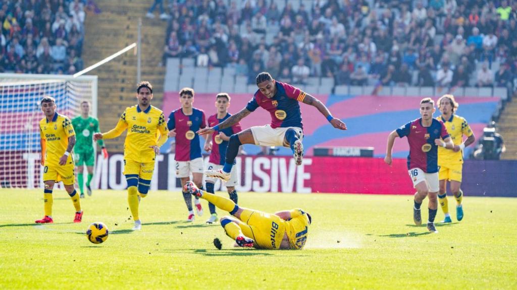 Raphinha durante el partido de Liga contra la UD Las Palmas, con la equipación del 125 aniversario