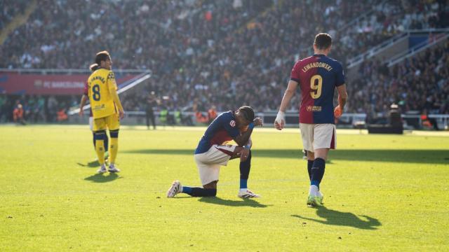 Raphinha, de rodillas, exhausto y decepcionado tras la derrota del Barça-Las Palmas