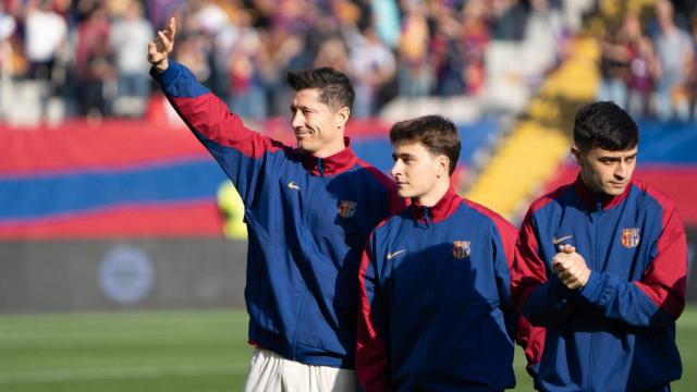 Robert Lewandowski, Pablo Torre y Pedri durante el partido de Liga contra la UD Las Palmas, con la equipación del 125 aniversario del Barça