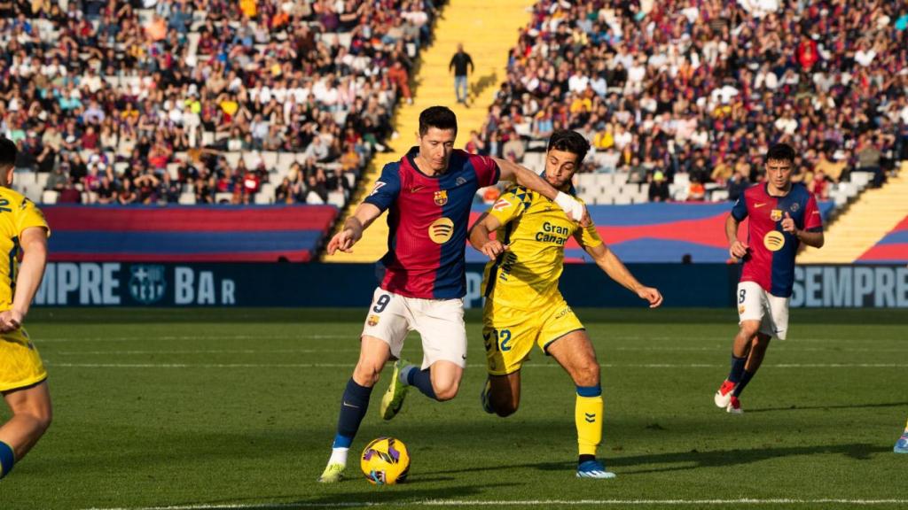 Robert Lewandowski durante el partido de Liga contra la UD Las Palmas, con la equipación del 125 aniversario del Barça