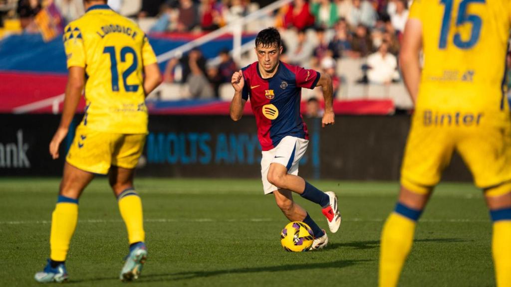 Pedri durante el partido de Liga contra la UD Las Palmas, con la equipación del 125 aniversario del Barça