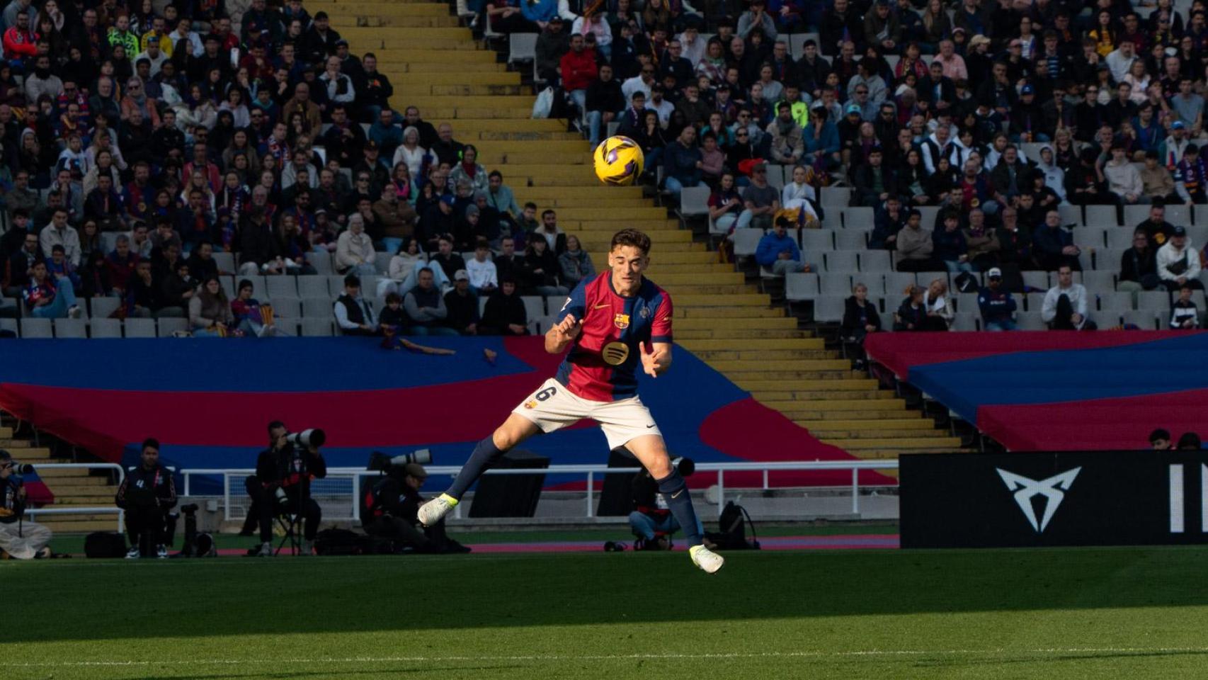 Gavi durante el partido de Liga contra la UD Las Palmas, con la equipación del 125 aniversario del Barça