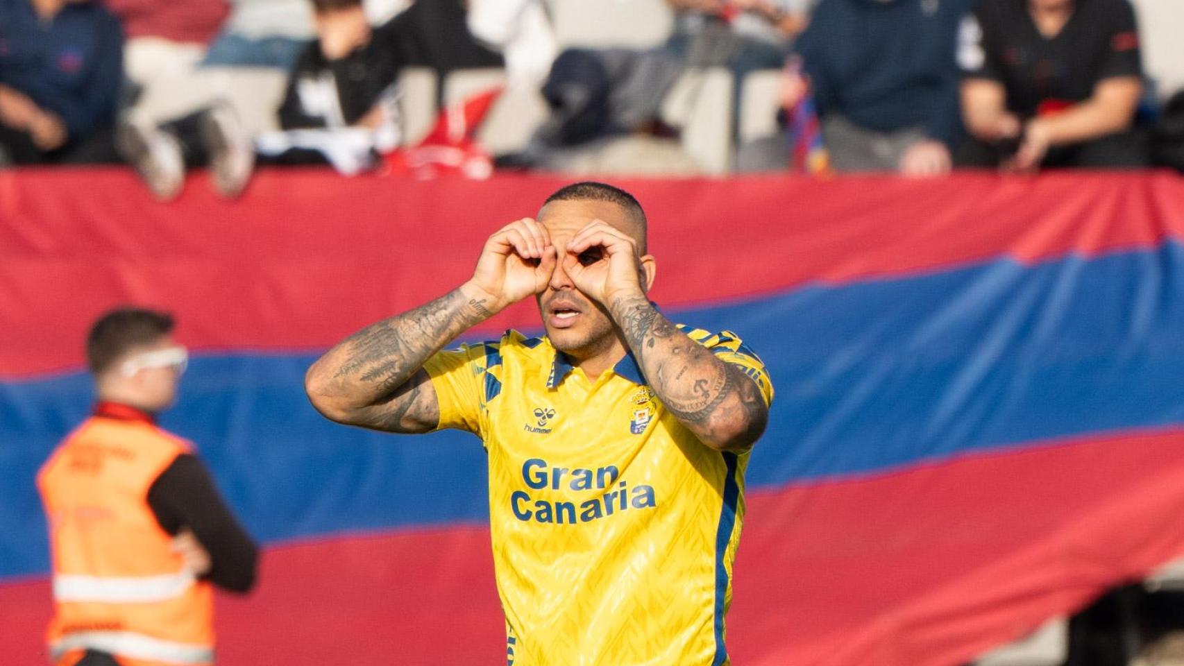 Sandro Ramírez celebra su gol al Barça con Las Palmas