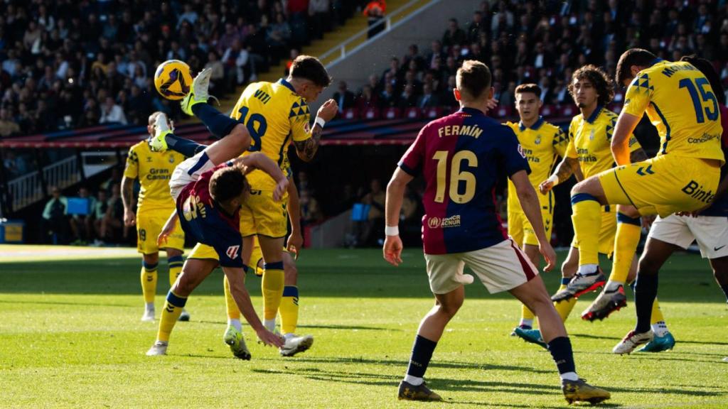 Gavi intenta un remate de tijera en el Barça-Las Palmas