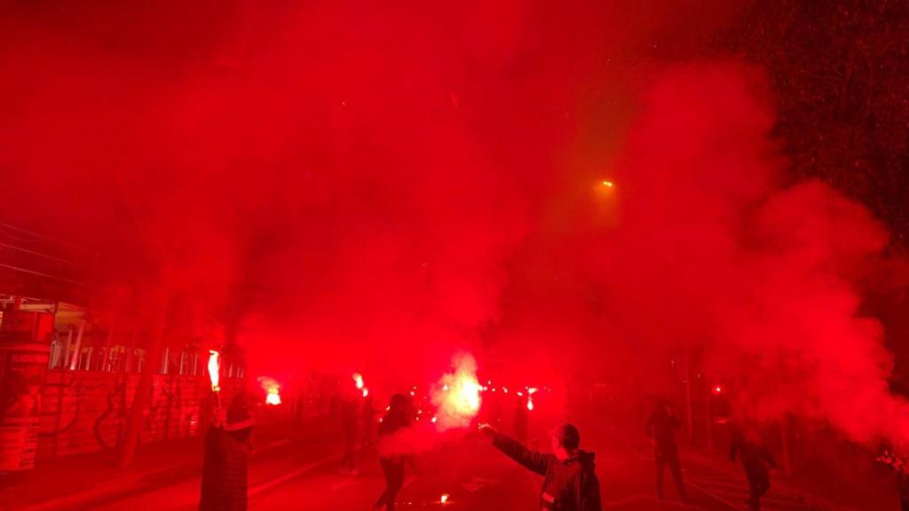 Aficionados del Barça encienden bengalas