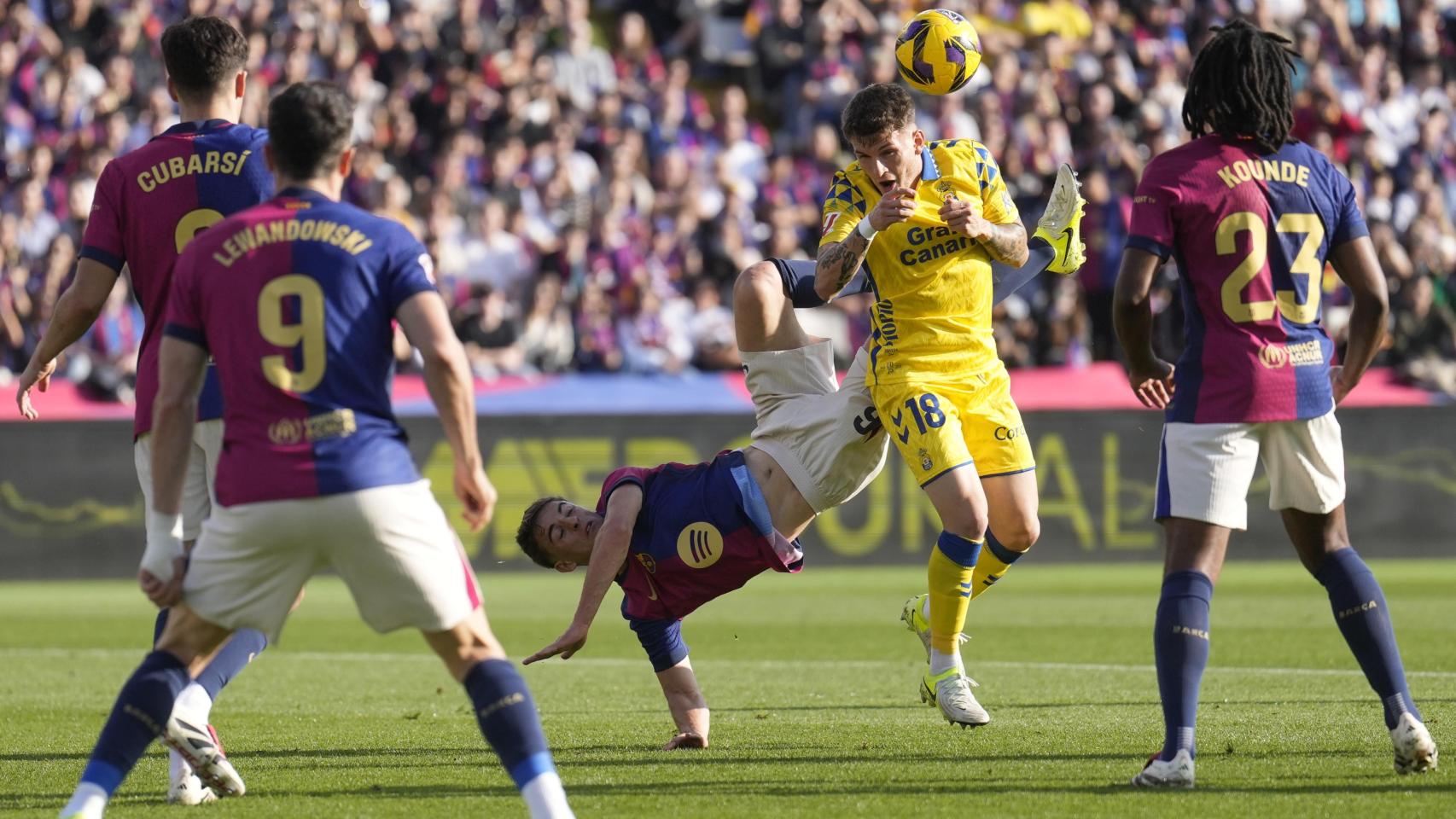 Gavi intenta un remate de tijera en el Barça-Las Palmas