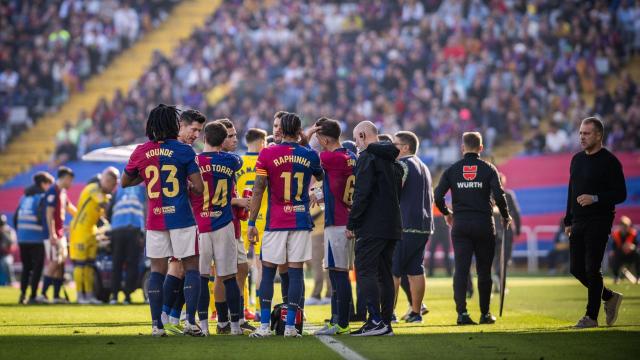 Los jugadores del Barça se hidratan durante el partido contra Las Palmas