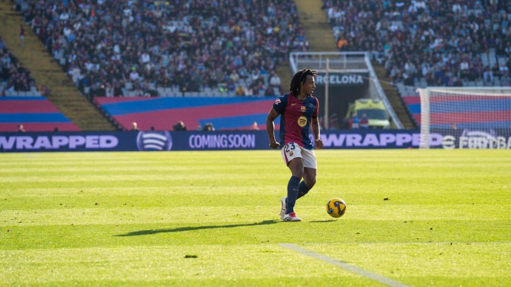 Jules Koundé, con el balón en los pies durante el Barça-Las Palmas