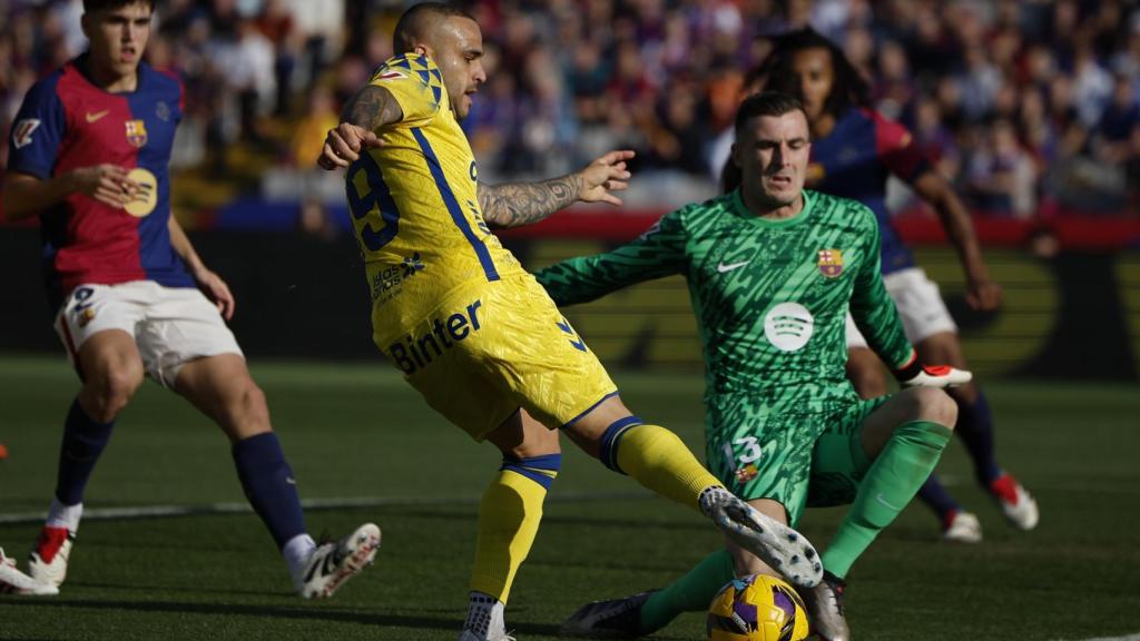 Iñaki Peña reacciona a un remate de Sandro Ramírez en el Barça-Las Palmas