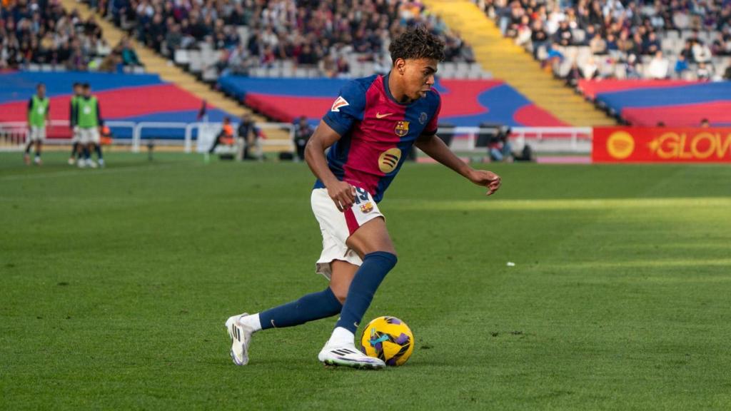 Lamine Yamal conduce el balón durante el Barça-Las Palmas del 125 aniversario