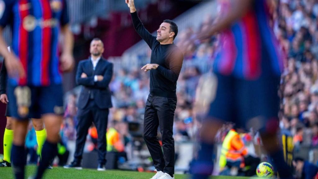 Xavi Hernández y Diego Martínez, dando indicaciones durante el derbi Barça-Espanyol de la temporada 2022-23