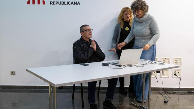 El candidato a la presidencia de Esquerra de la candidatura Nova esquerra Nacional, Xavier Godàs ejerce su voto el día en que ERC celebra la primera vuelta de la jornada electoral