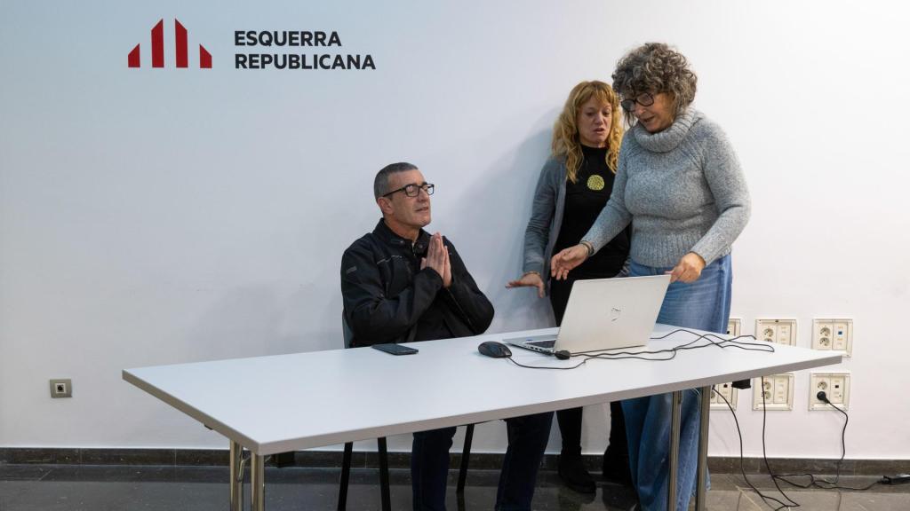 El candidato a la presidencia de Esquerra de la candidatura Nova esquerra Nacional, Xavier Godàs ejerce su voto el día en que ERC celebra la primera vuelta de la jornada electoral