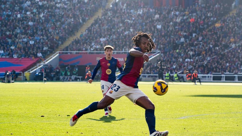 Joules Kounde  durante el partido de Liga contra la UD Las Palmas, con la equipación del 125 aniversario del Barça