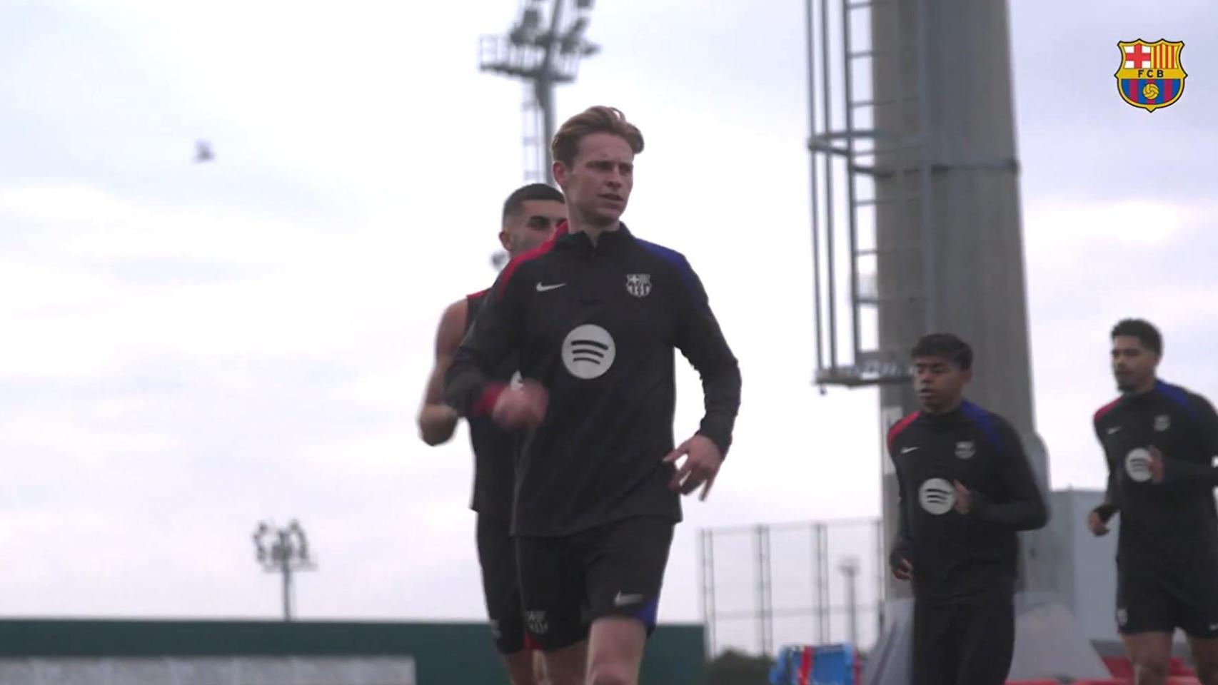 Frenkie de Jong, Ferran Torres y Lamine Yamal, en un entrenamiento del Barça junto a Ronald Araujo, de regreso