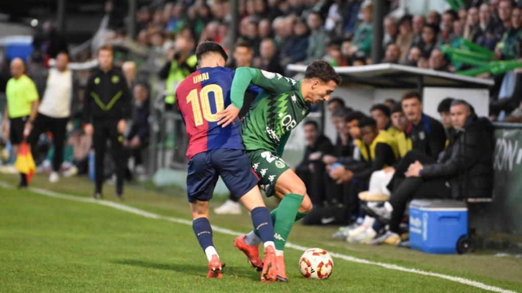 Unai Hernández presiona a un rival en el Arenteiro-Barça B