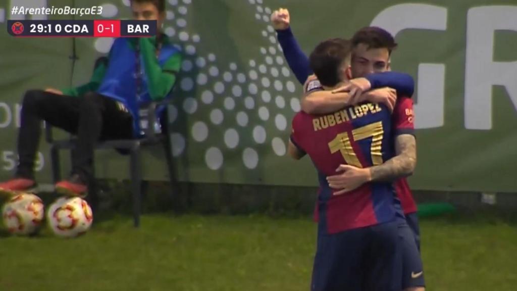 Víctor Barberà celebra su gol al Arenteiro con Rubén López